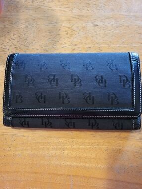 DOONEY & BOURKE  Womens LONG SNAP CLOSURE WALLET.